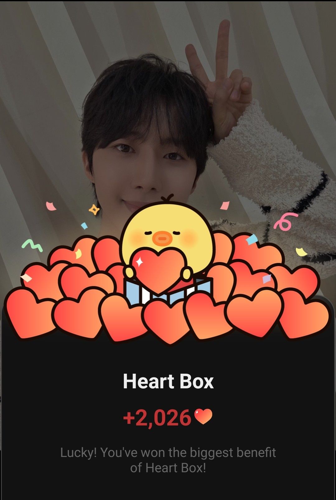 A moment captured by Hui (PENTAGON)'s fan