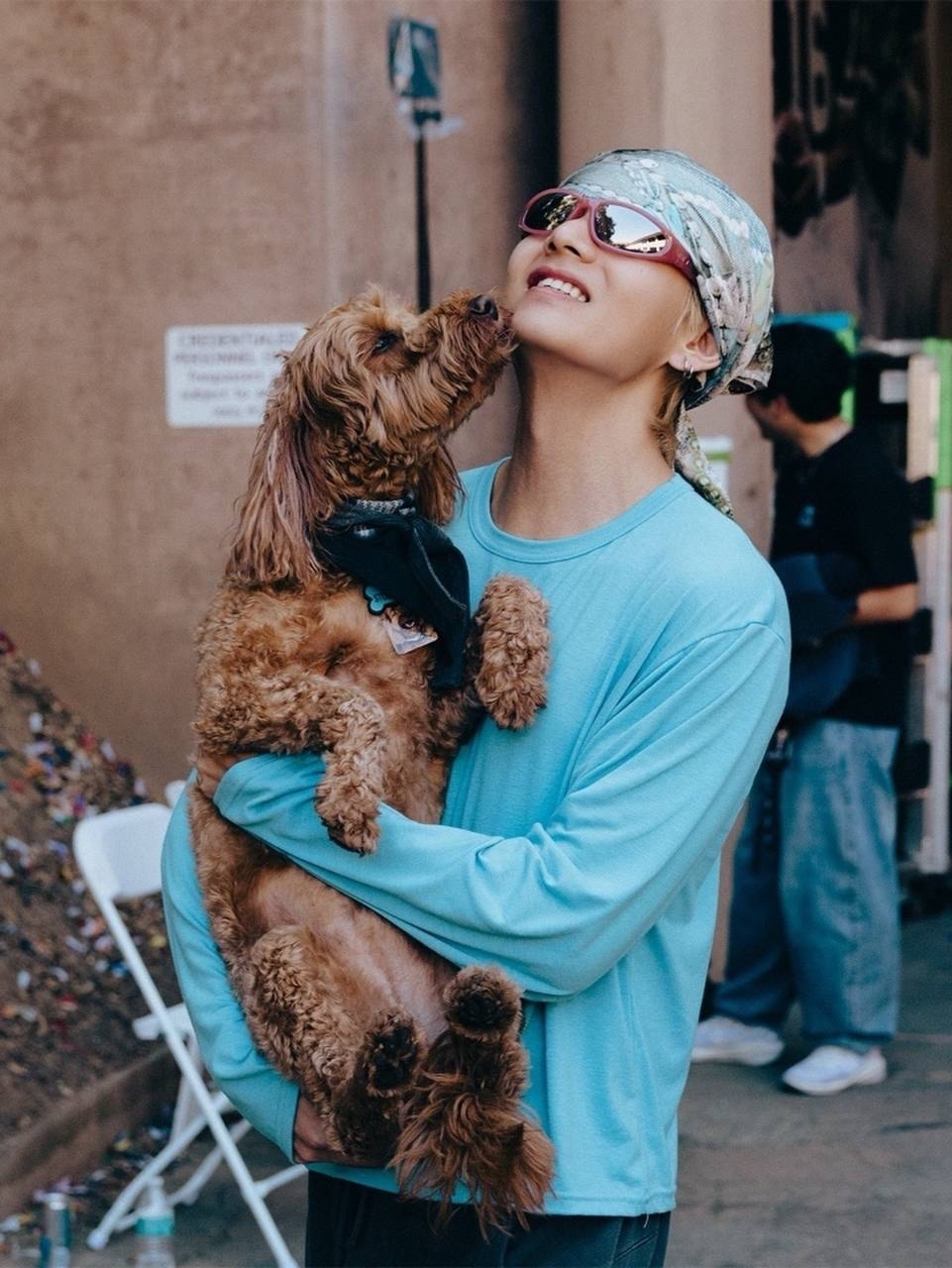 Behind-the-scenes cut of V (BTS)