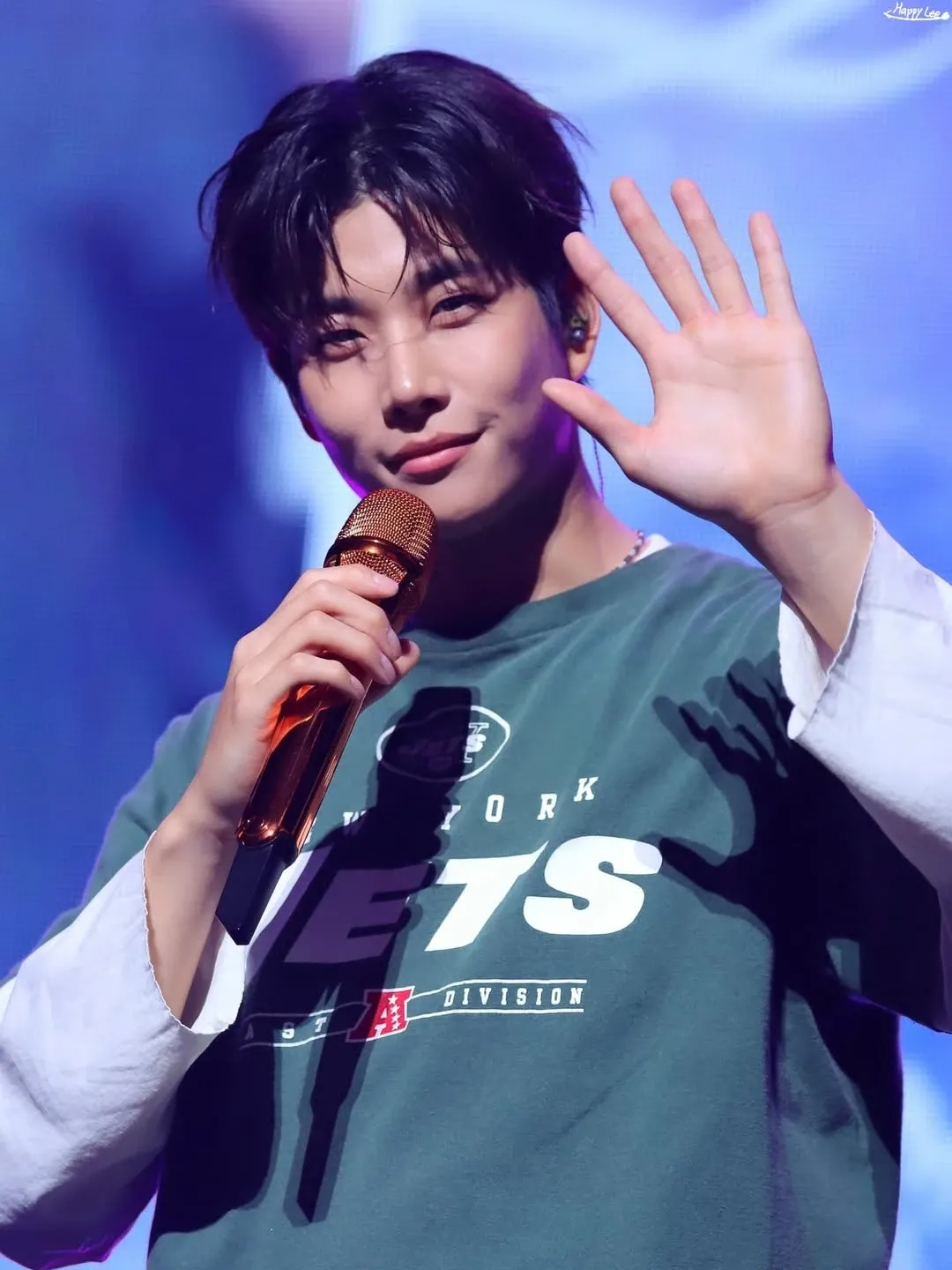 A moment captured by MJ (ASTRO)'s fan