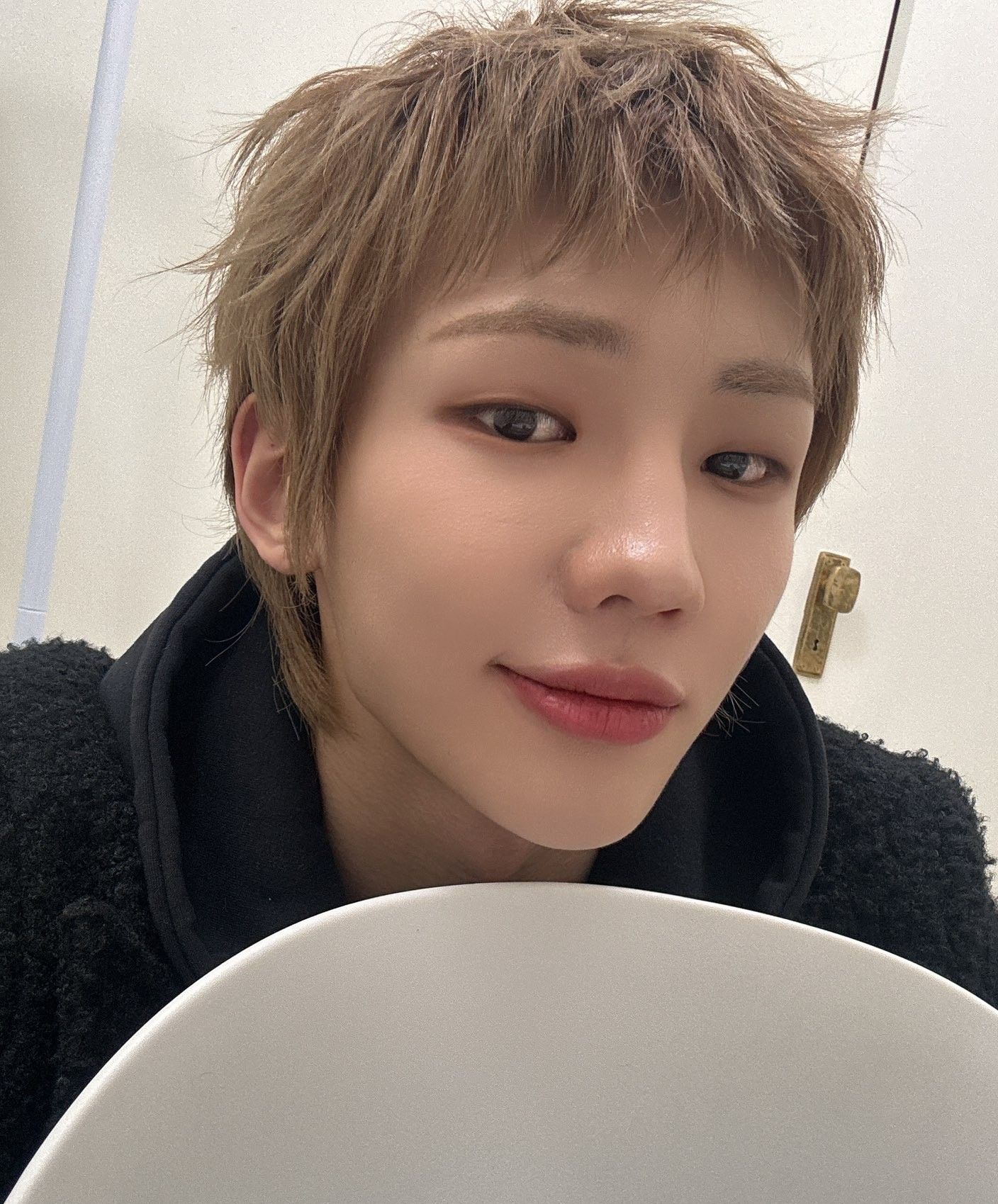 Behind-the-scenes cut of Junhyeok (TNX)