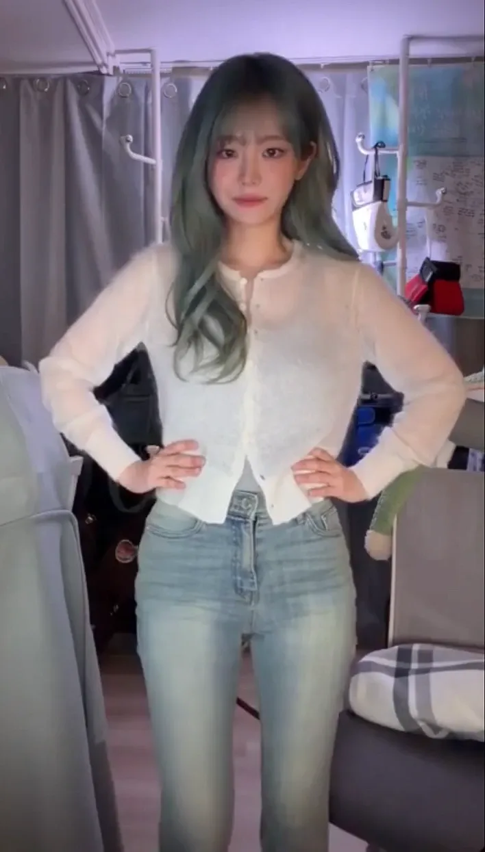 Behind-the-scenes cut of Chodan (QWER)