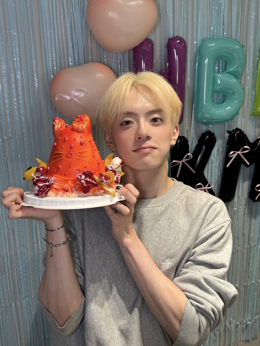 Behind-the-scenes cut of VERIVERY