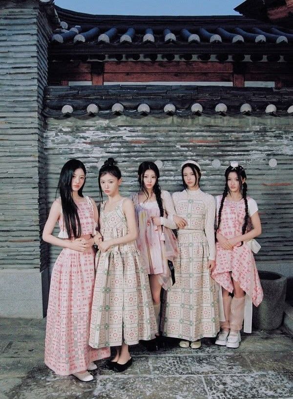 Behind-the-scenes cut of ILLIT