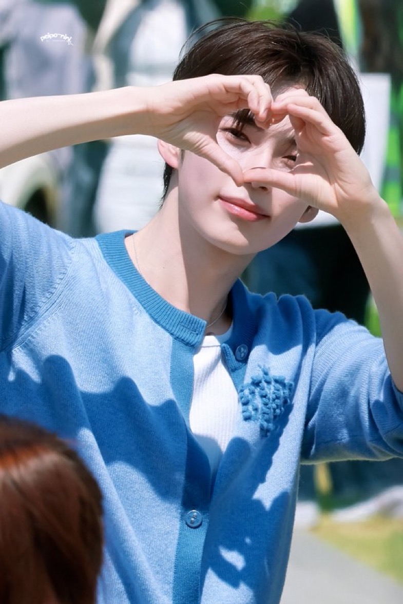 Foto aktivitas terbaru Sung Hanbin (ZEROBASEONE)