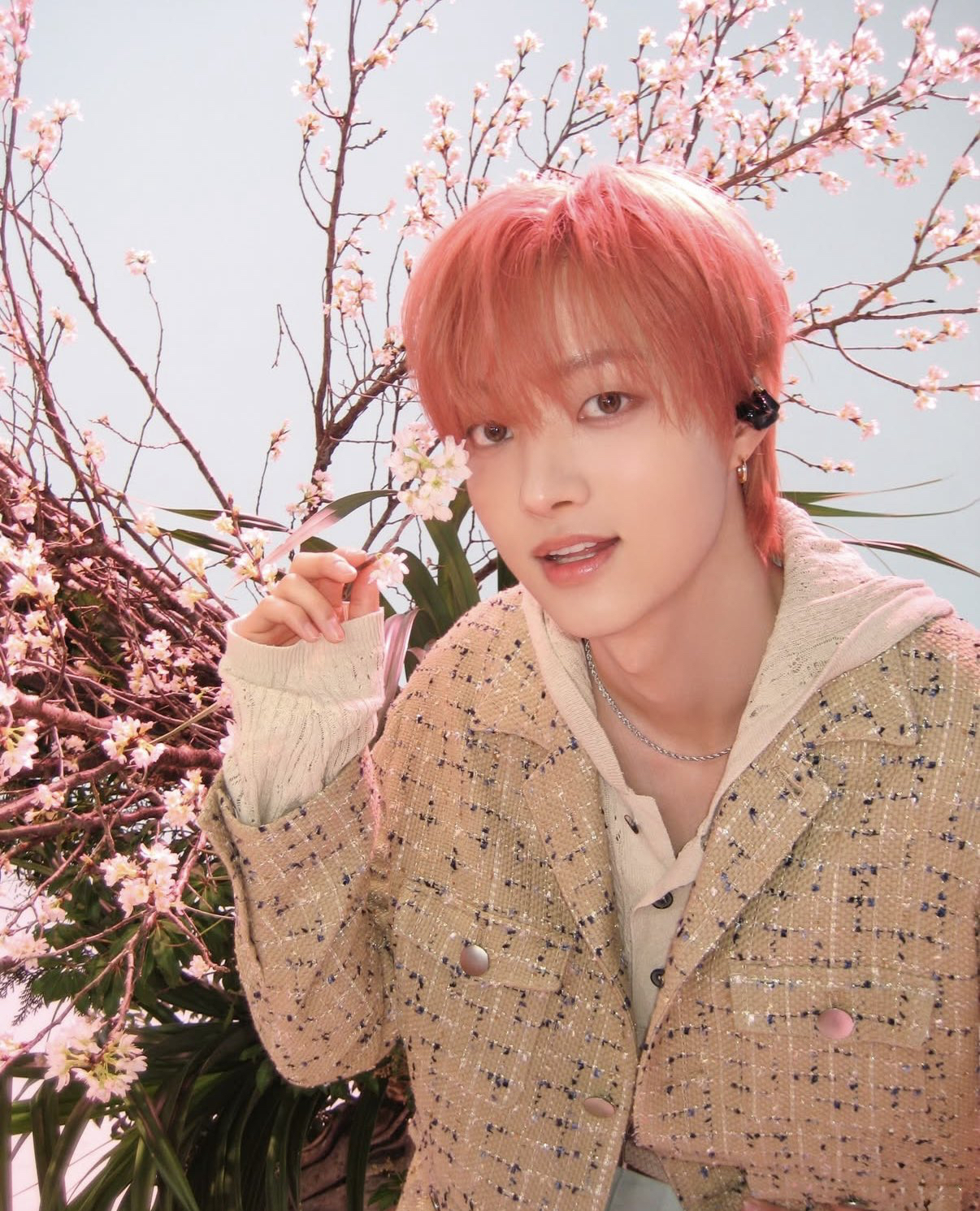 Latest photo of EJ (&TEAM)