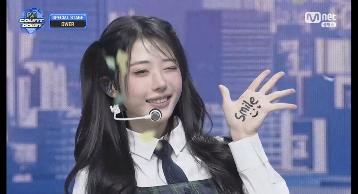 A moment captured by Hina (QWER)'s fan