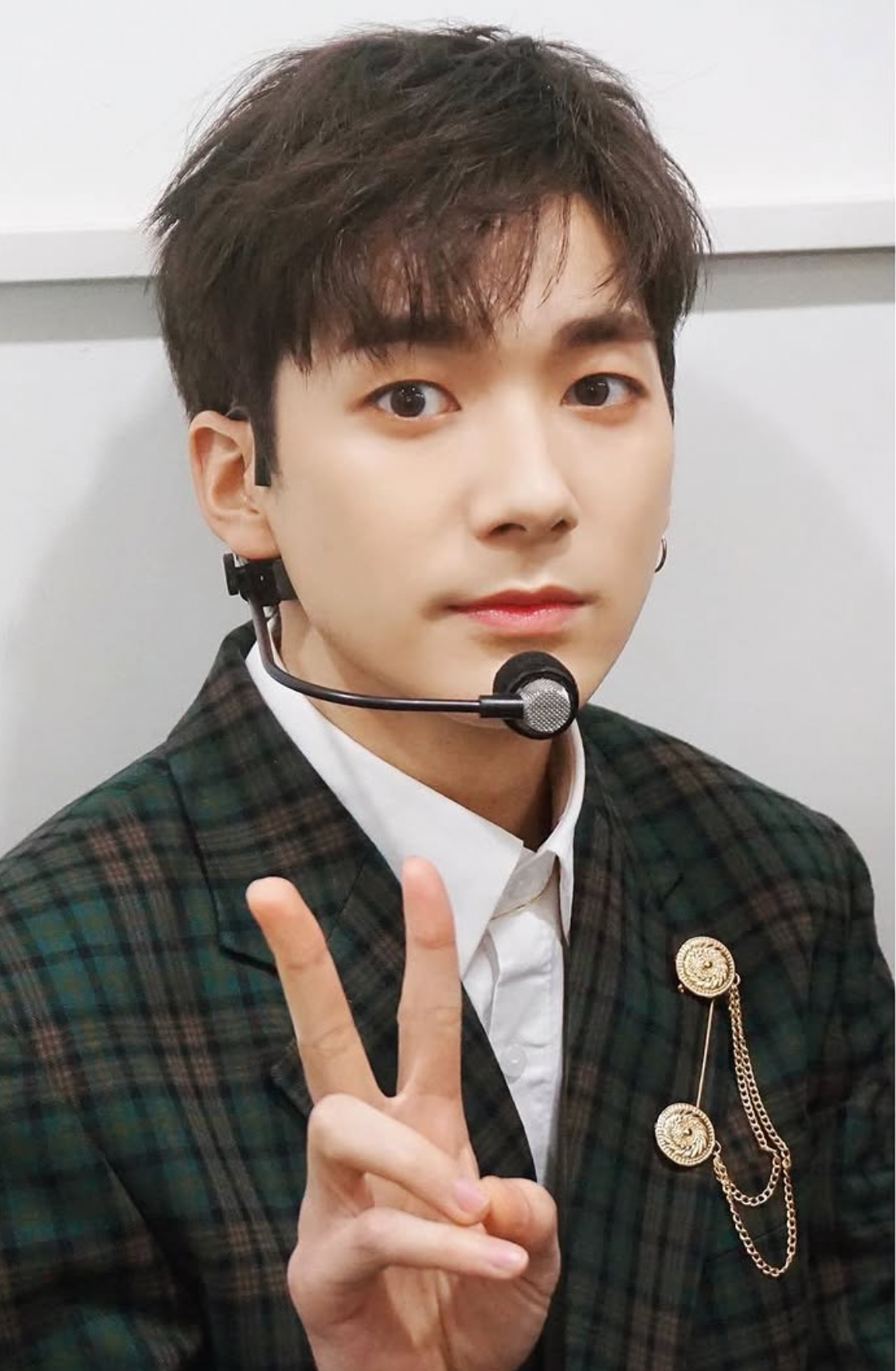 Behind-the-scenes cut of Aron