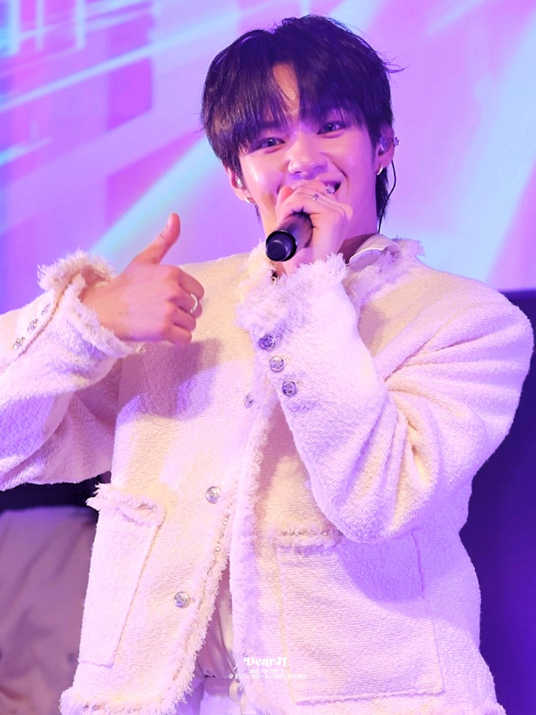 A moment captured by JL (AHOF)'s fan