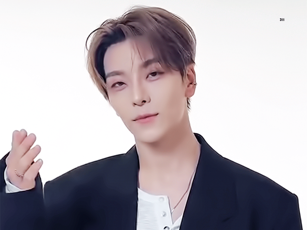 A moment captured by He Xinlong (ALPHA DRIVE ONE)'s fan