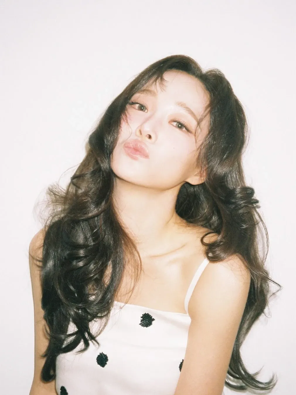 Behind-the-scenes cut of Sejeong (I.O.I)