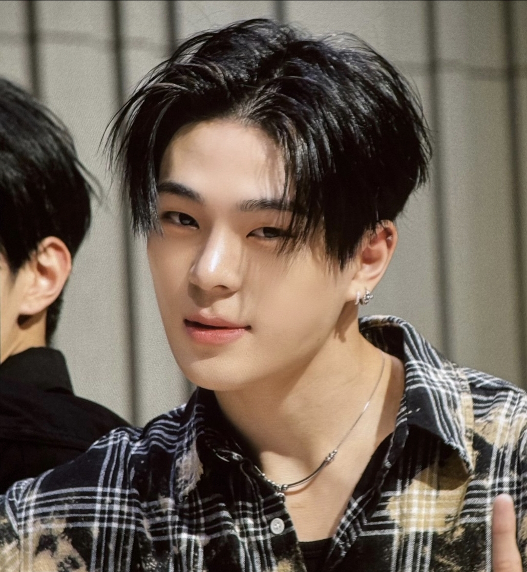 Behind-the-scenes cut of Kim Junmin (WHIB)