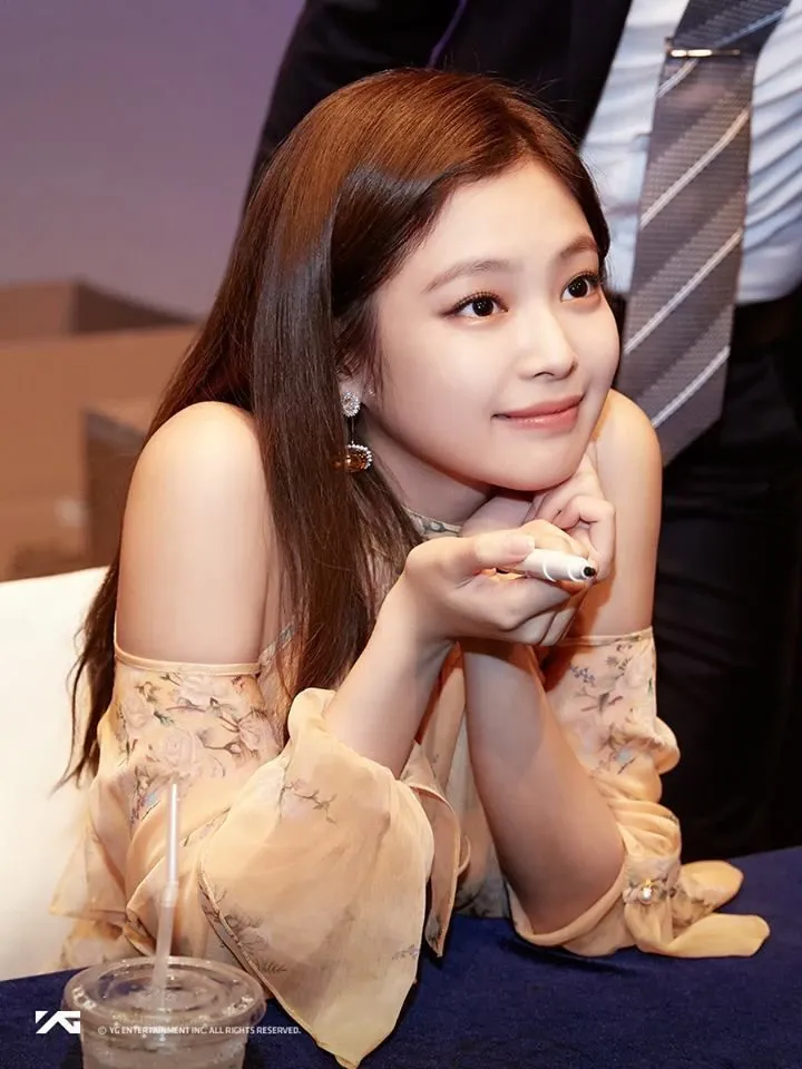 Recent activity shot of Jennie (BLACKPINK)