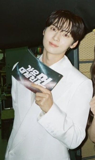 Behind-the-scenes cut of Hwang Minhyun