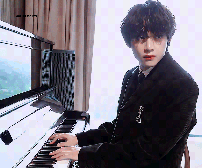 V (防彈少年團)的最新照片