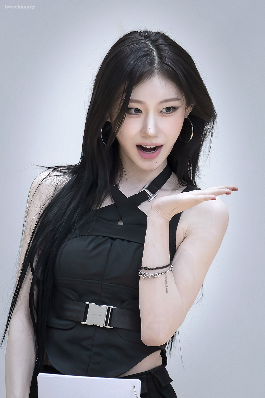 Behind-the-scenes cut of Chaeryeong (ITZY)