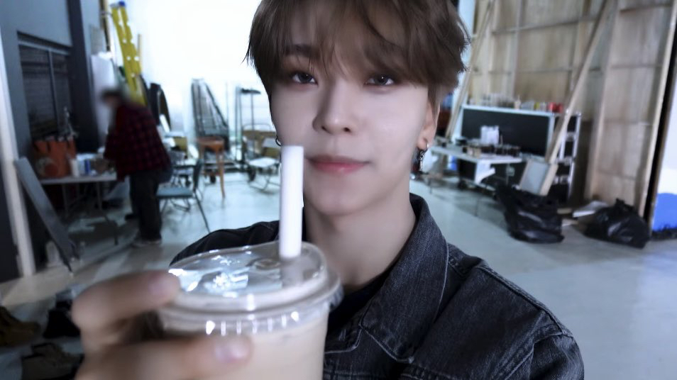 A moment captured by He Xinlong (ALPHA DRIVE ONE)'s fan