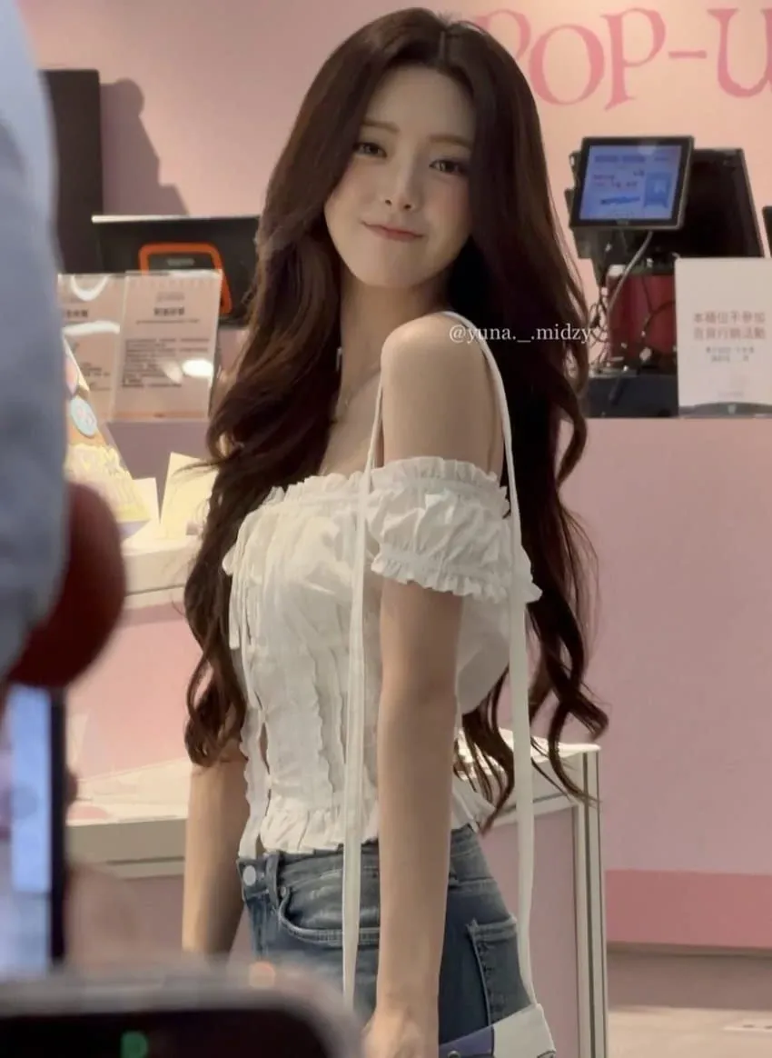 Behind-the-scenes cut of Yuna (ITZY)