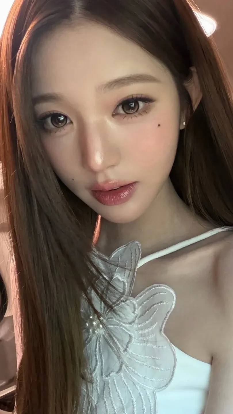 Foto aktivitas terbaru Jang Wonyoung (IVE)