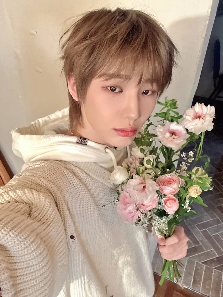 Behind-the-scenes cut of Junhyeok (TNX)