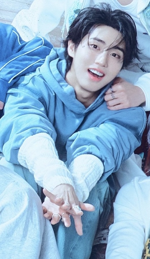 Today's most popular wallpaper in the HAN (Stray Kids) community