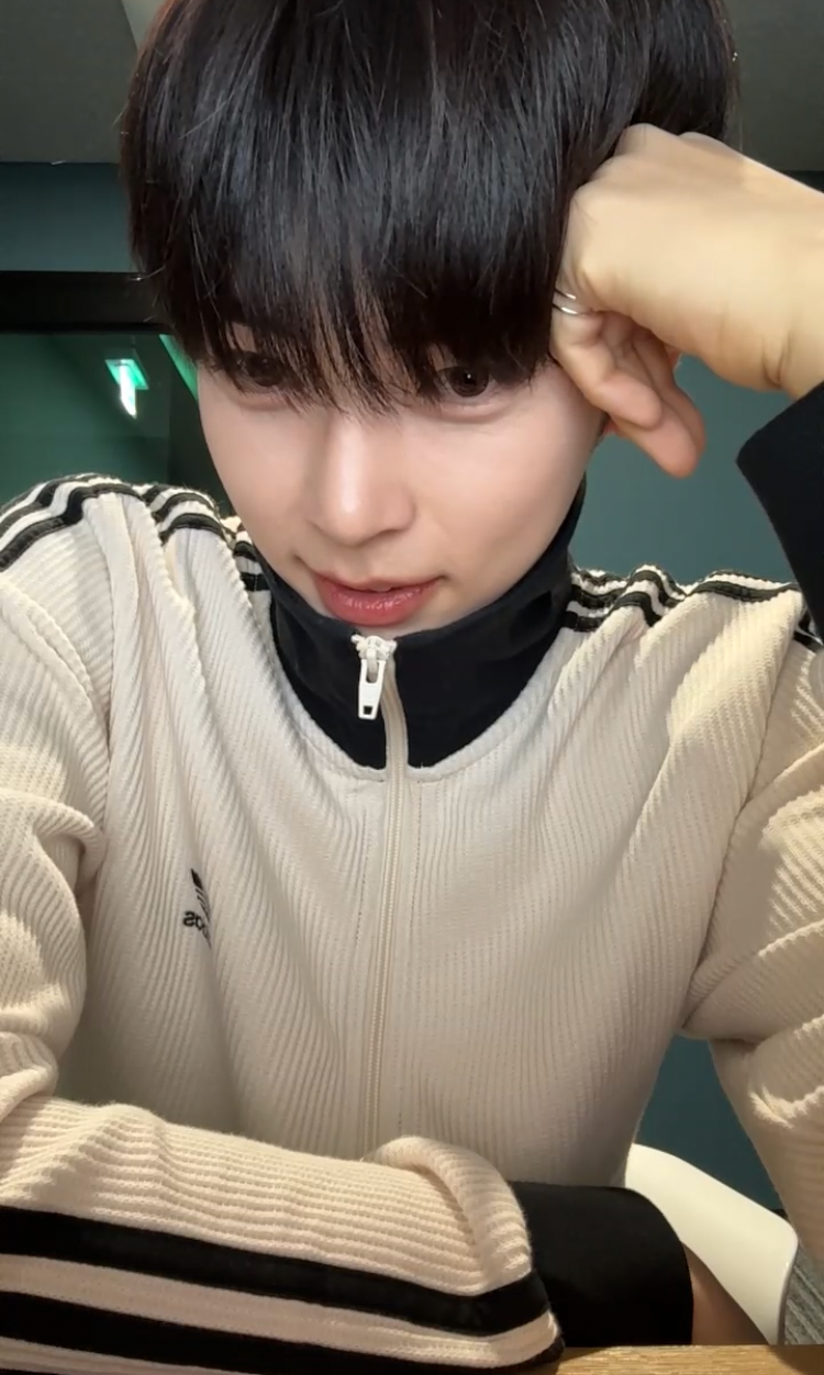 Behind-the-scenes cut of Sung Hanbin (ZEROBASEONE)