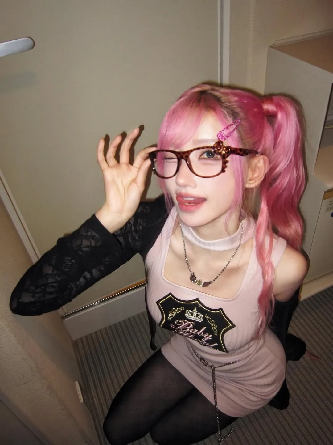 A moment captured by Magenta (QWER)'s fan