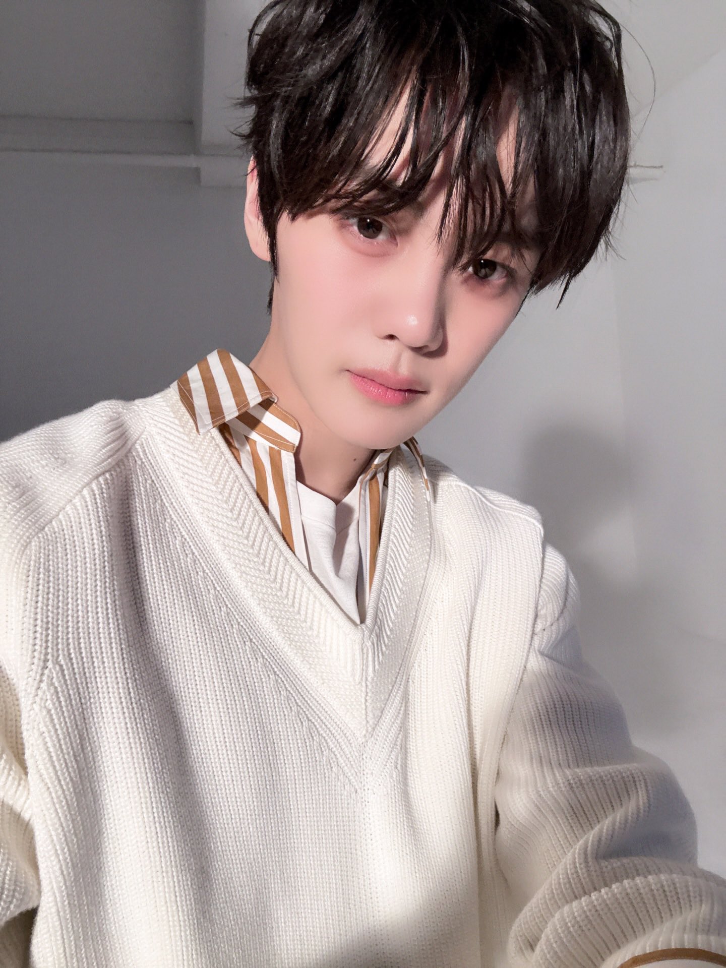 Behind-the-scenes cut of Kim Gyuvin