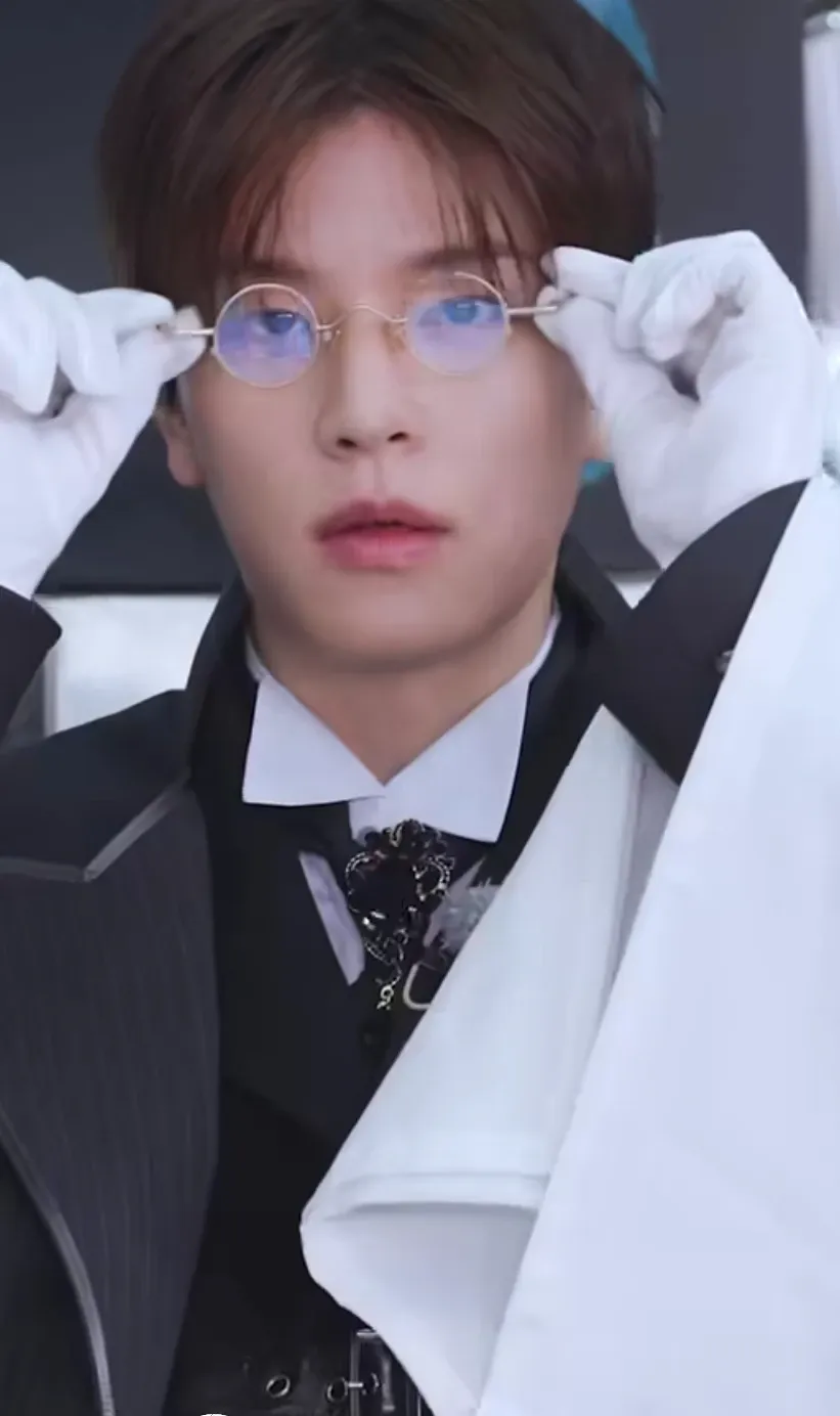 Today's most popular wallpaper in the Seungmin (Stray Kids) community