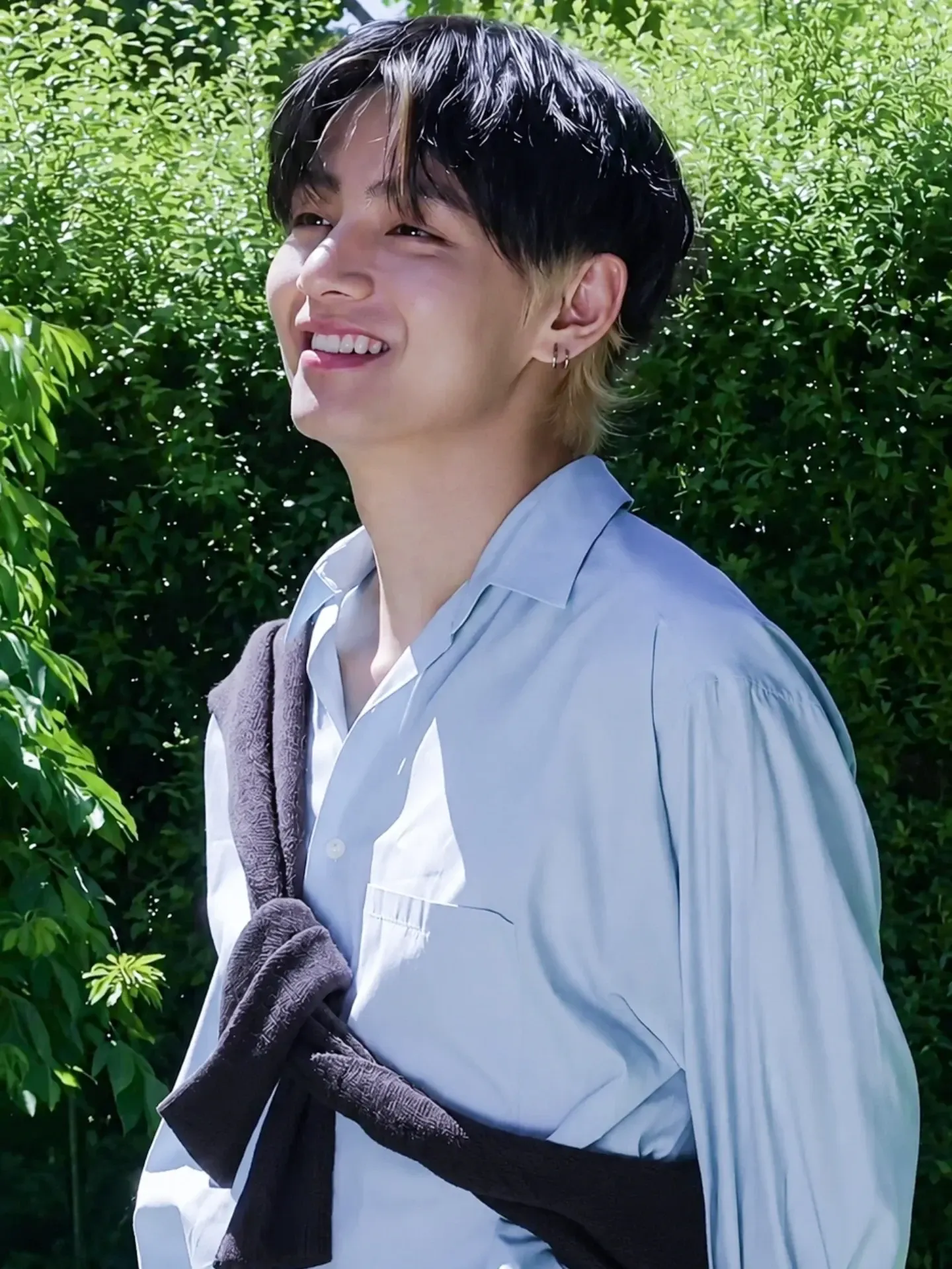 Behind-the-scenes cut of V (BTS)