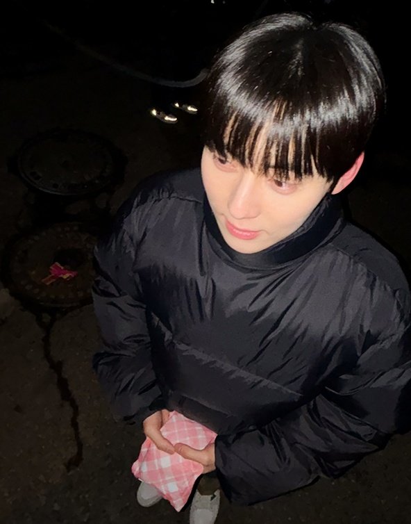 A moment captured by Hwang Minhyun's fan