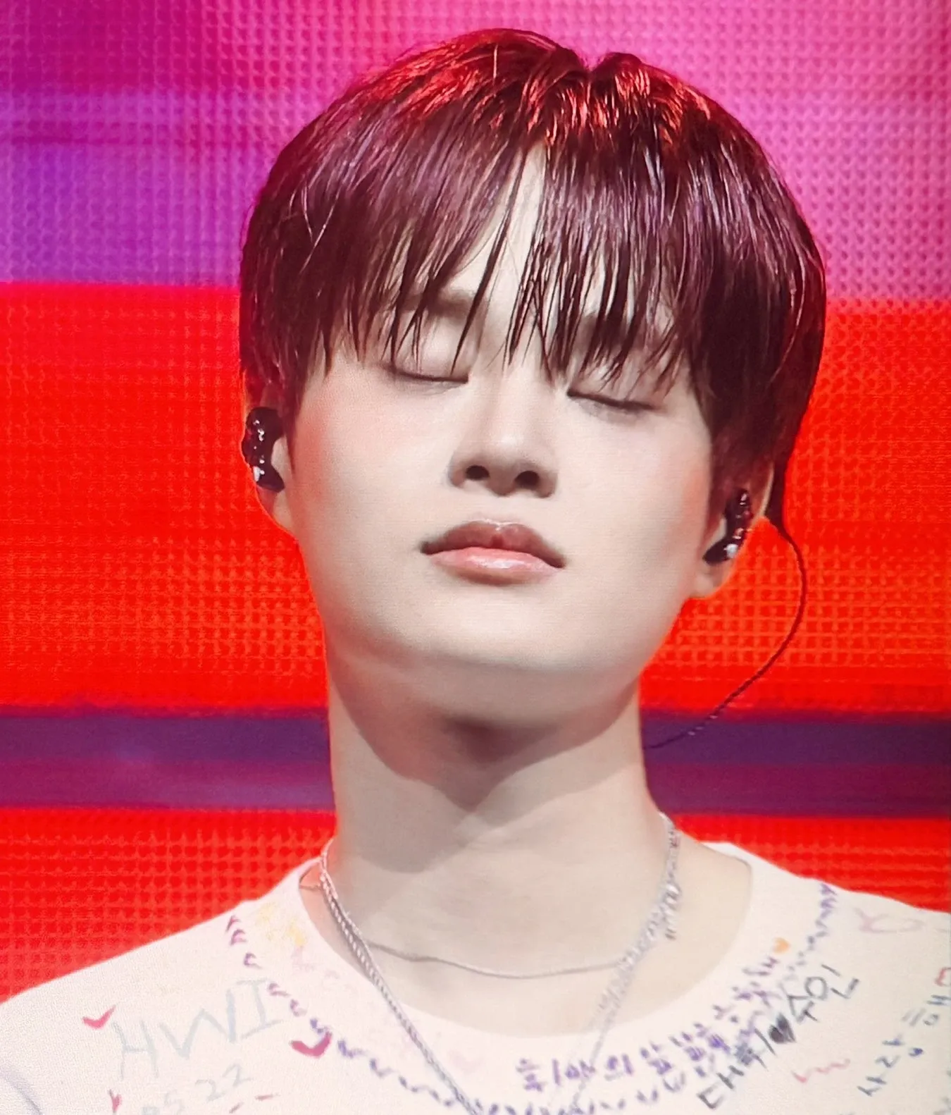 A moment captured by Lee Daehwi (AB6IX)'s fan