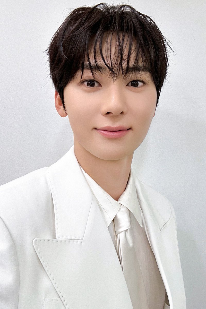 Behind-the-scenes cut of Hwang Minhyun