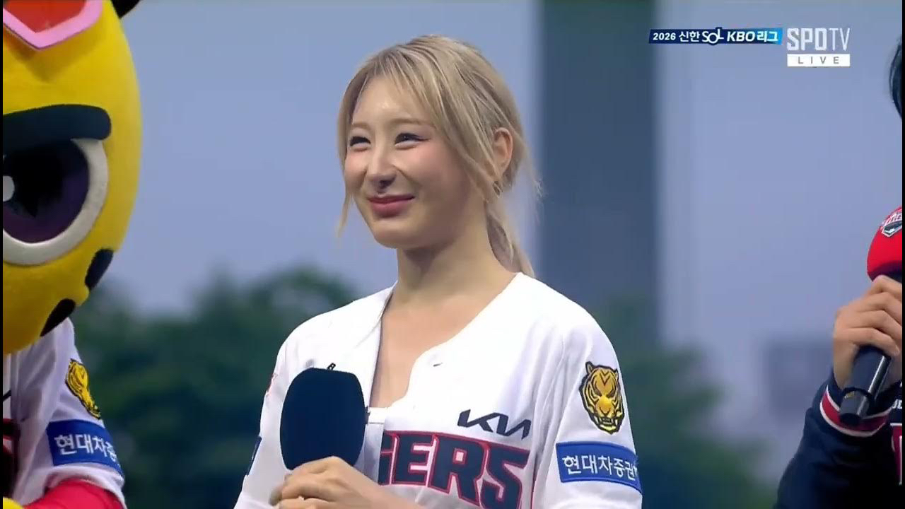 Behind-the-scenes cut of Lee Chaeyeon