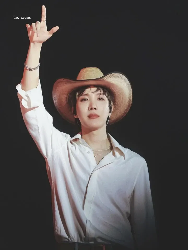 Foto aktivitas terbaru j-hope (BTS)