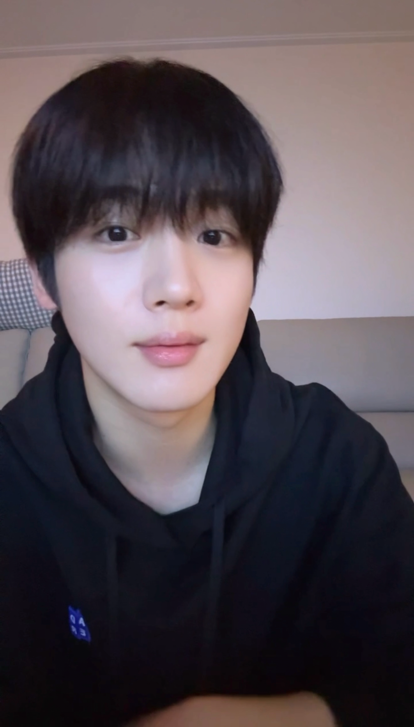 김요한 (위아이) 커뮤니티에서 인기있는 오늘의 배경화면