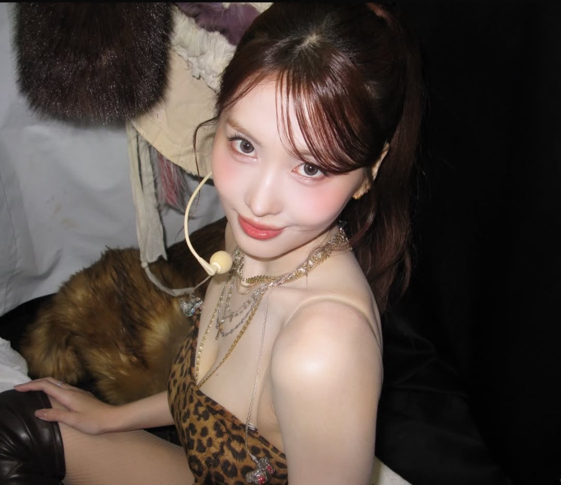 Behind-the-scenes cut of Momo (TWICE)