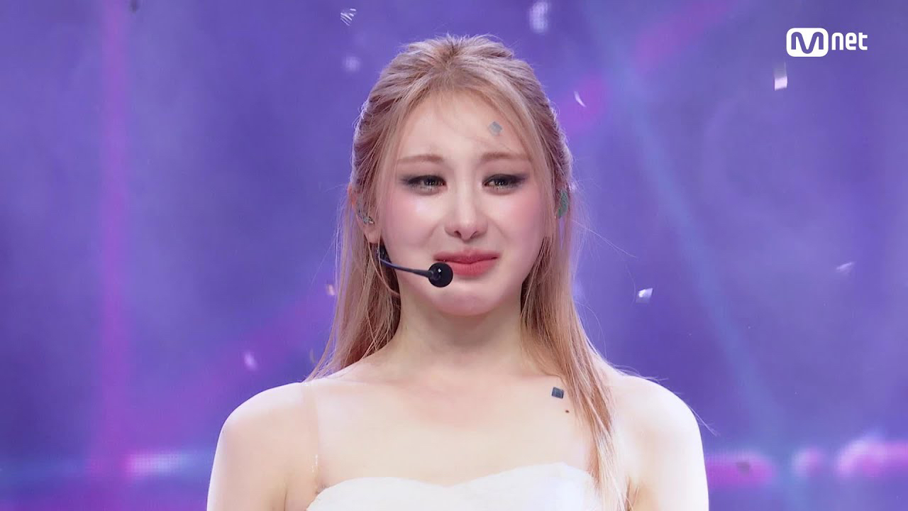 A moment captured by Lee Chaeyeon's fan