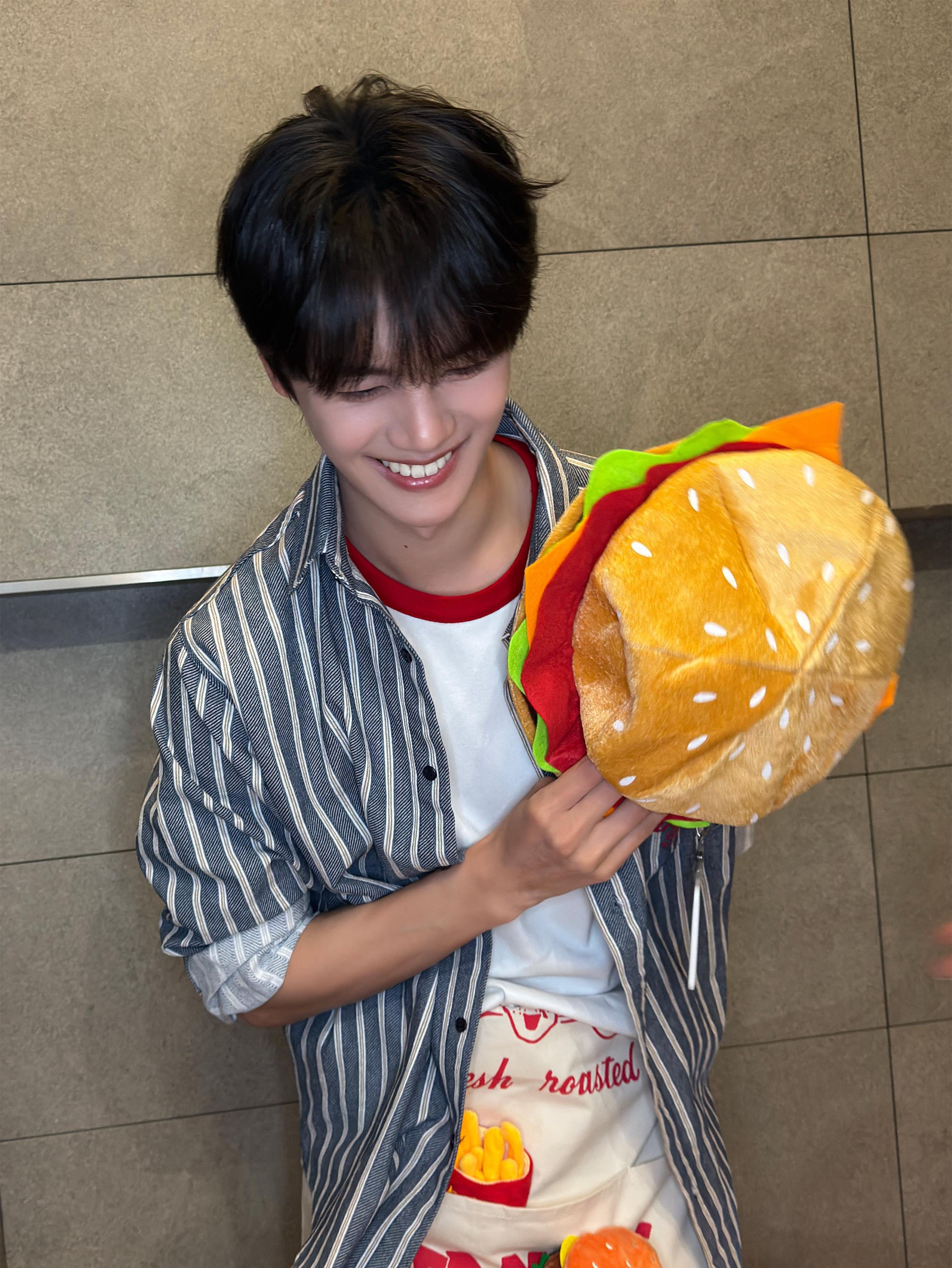 Behind-the-scenes cut of Kim Gyuvin