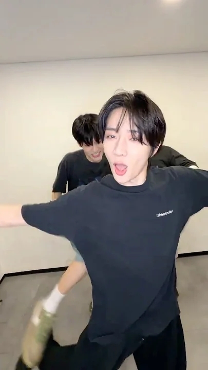 Foto aktivitas terbaru TOMORROW X TOGETHER