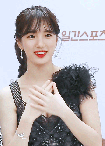 Behind-the-scenes cut of Suzy