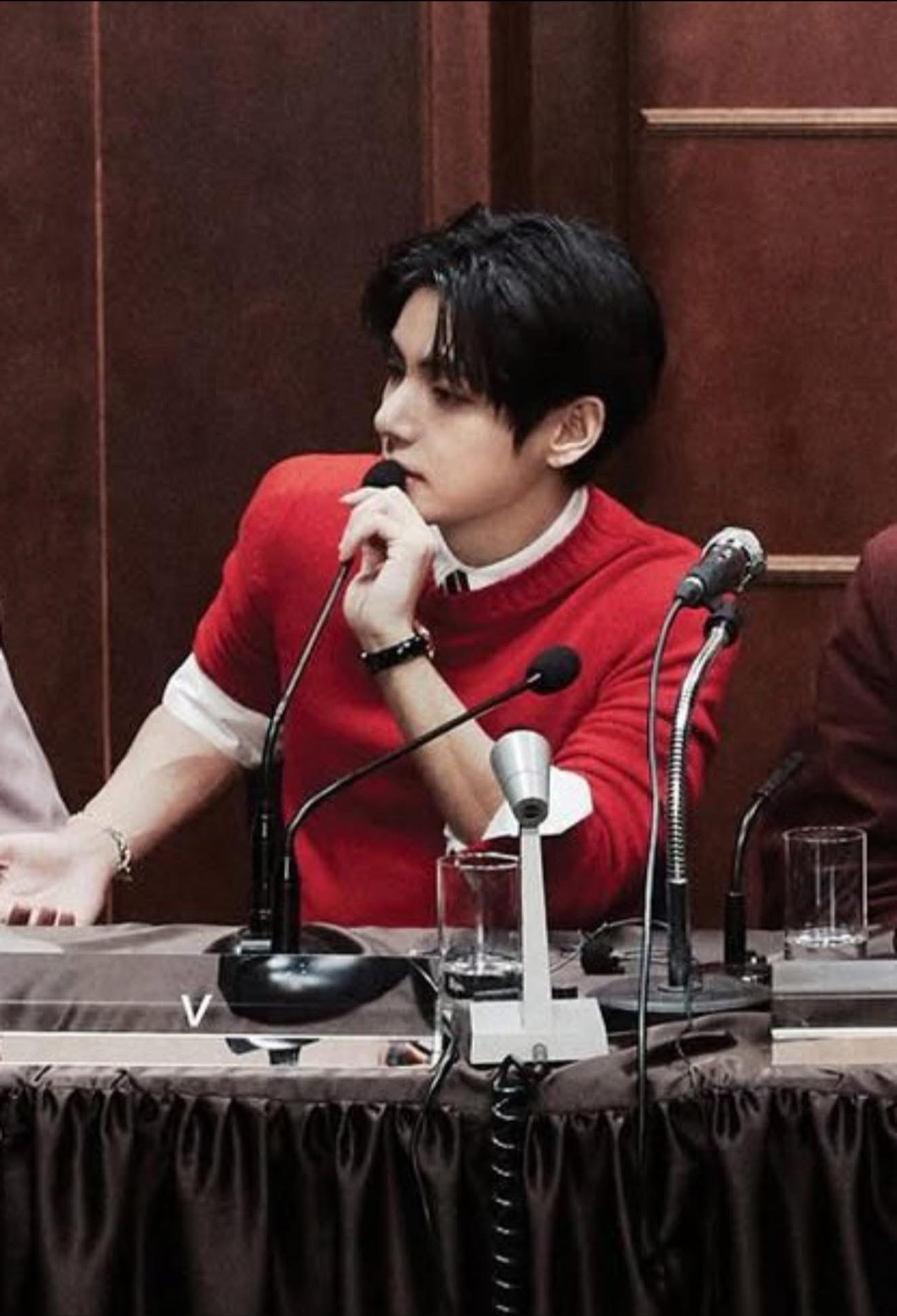 뷔 (방탄소년단)의 최신 사진