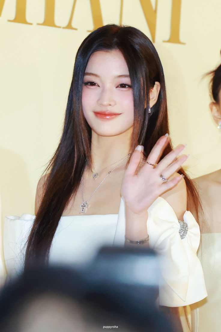 Behind-the-scenes cut of ILLIT