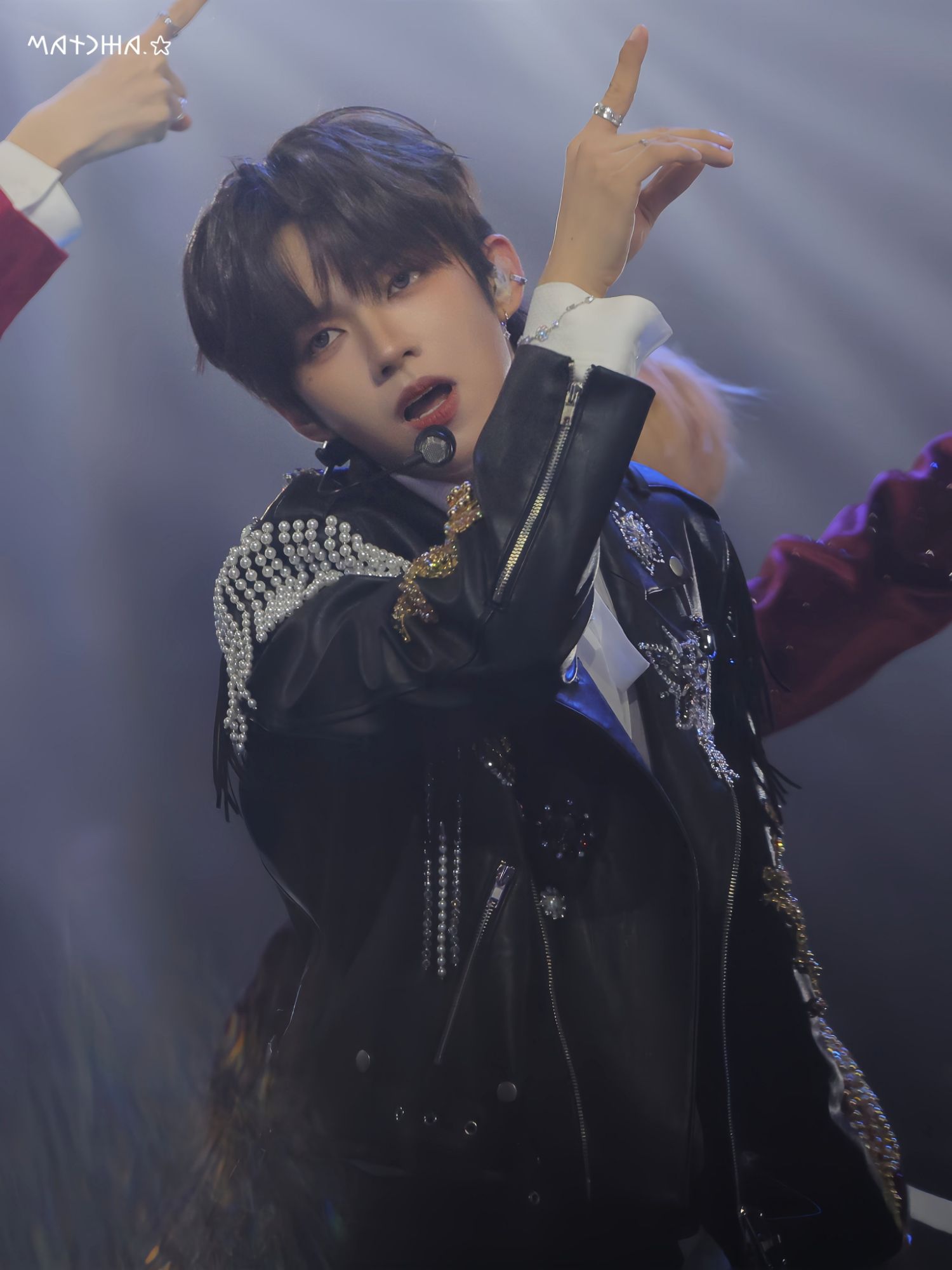 A moment captured by JL (AHOF)'s fan