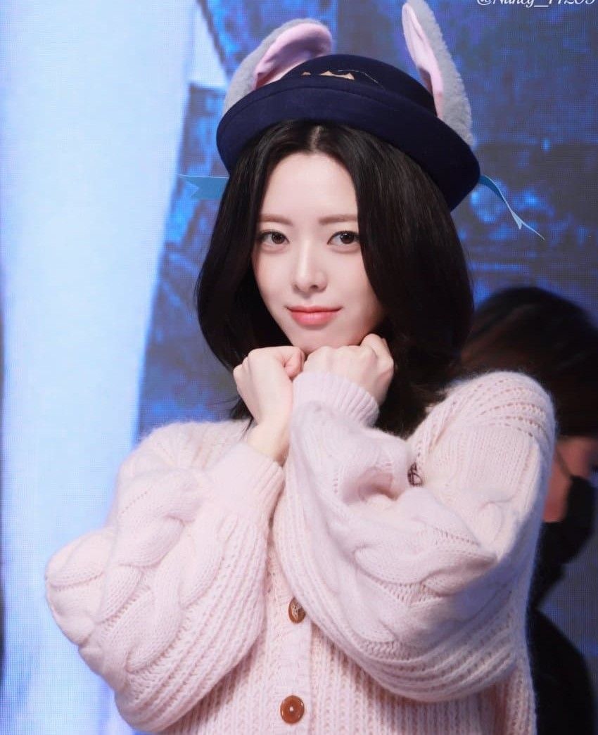 Recent activity shot of Yuna (ITZY)