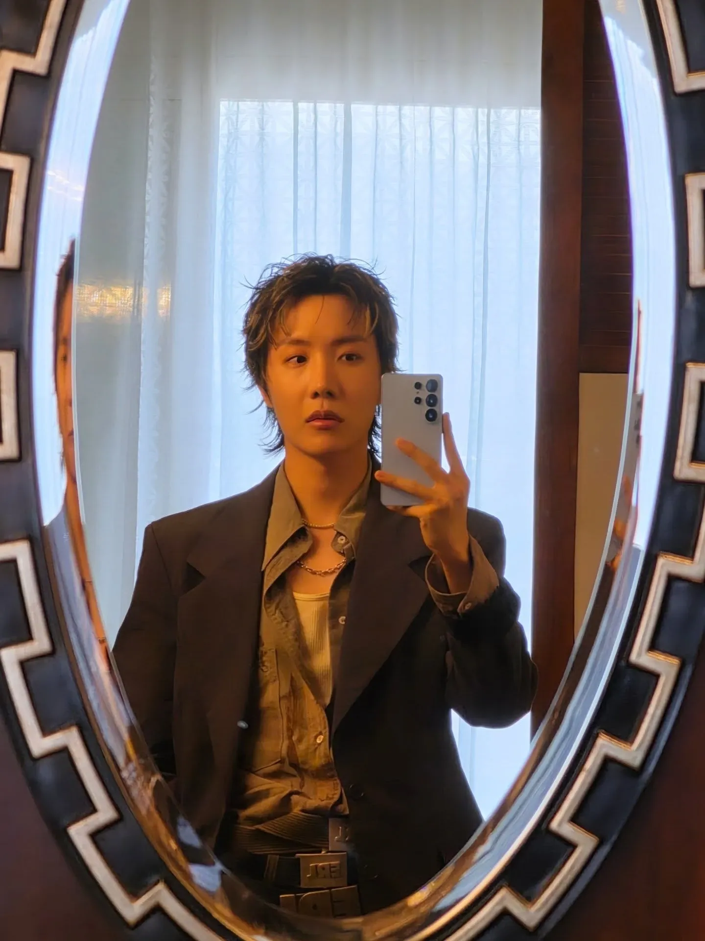 Foto aktivitas terbaru j-hope (BTS)
