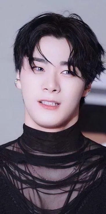 Behind-the-scenes cut of Moonbin (ASTRO)