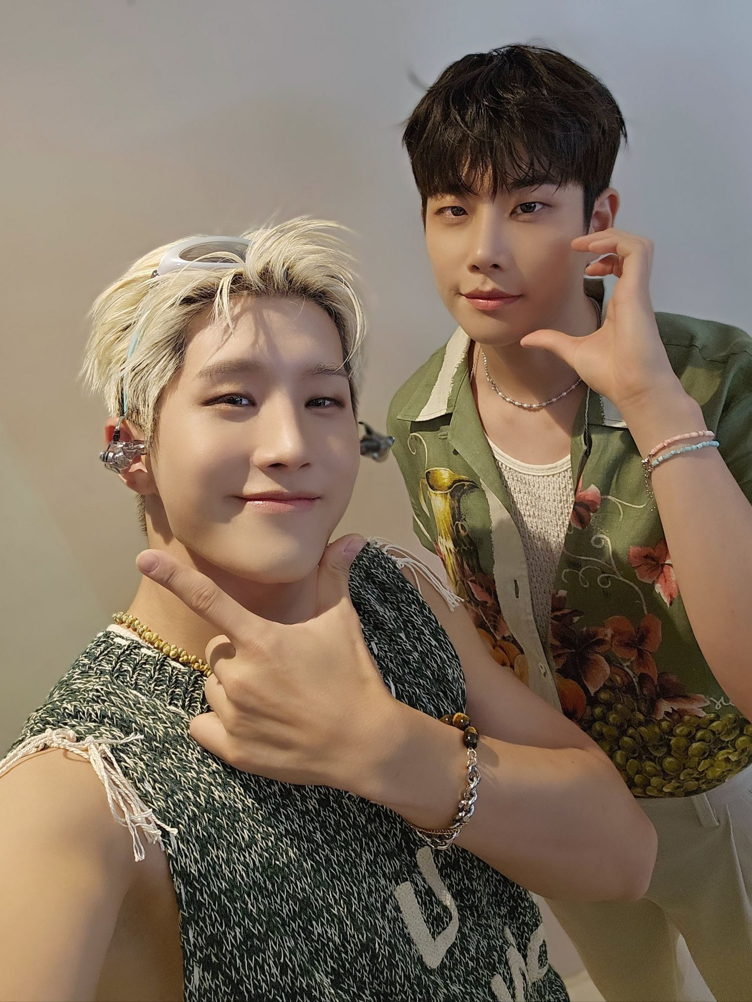 아스트로의 최신 사진