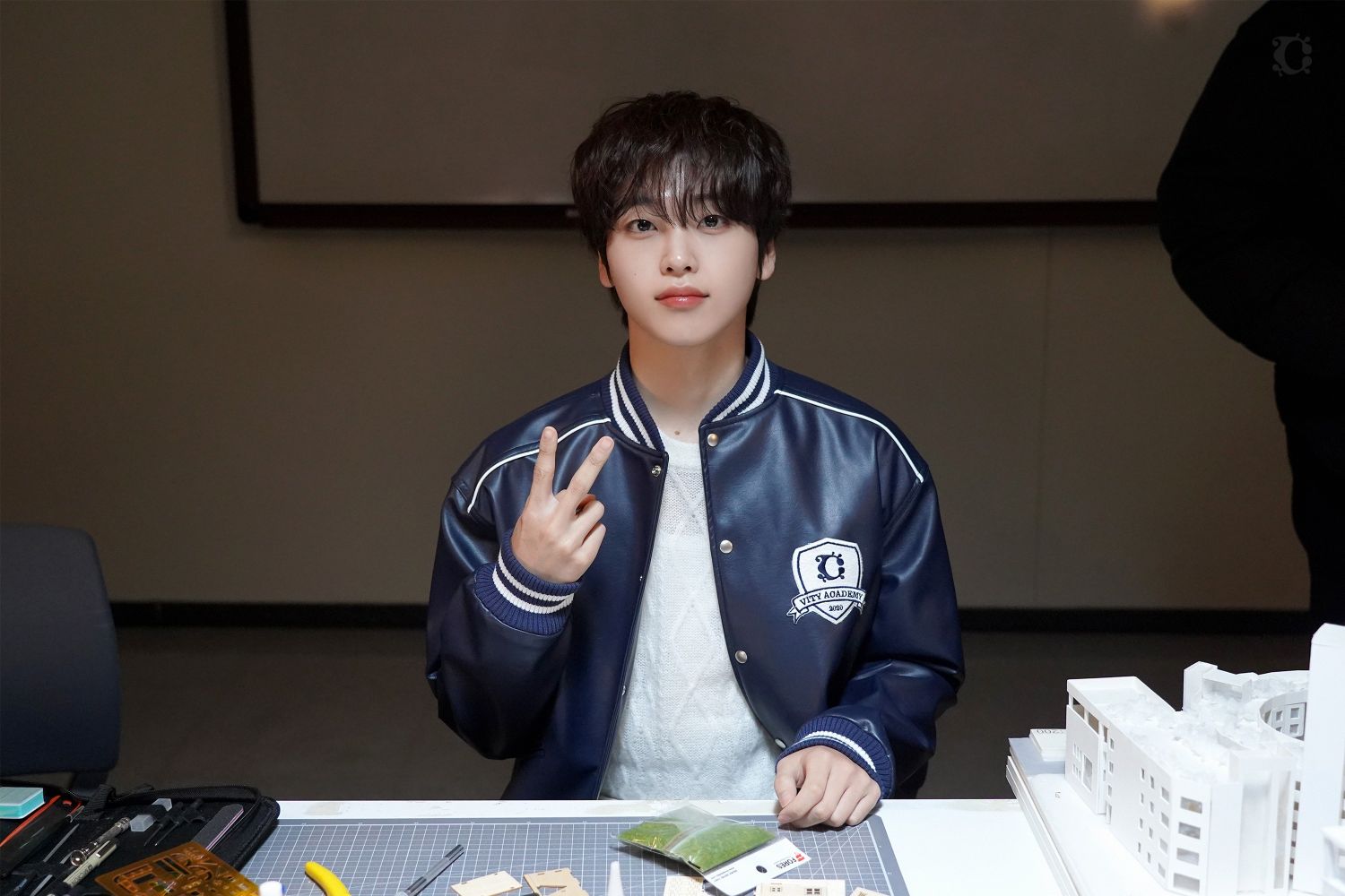 Latest photo of Hyeongjun (CRAVITY)