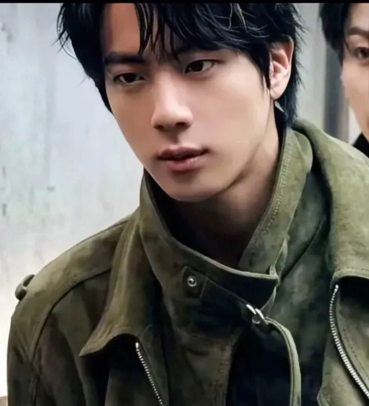 Foto aktivitas terbaru Jin (BTS)