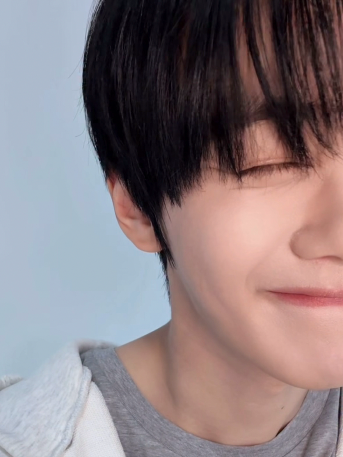 Recent activity shot of Kim Gyuvin (ZEROBASEONE)